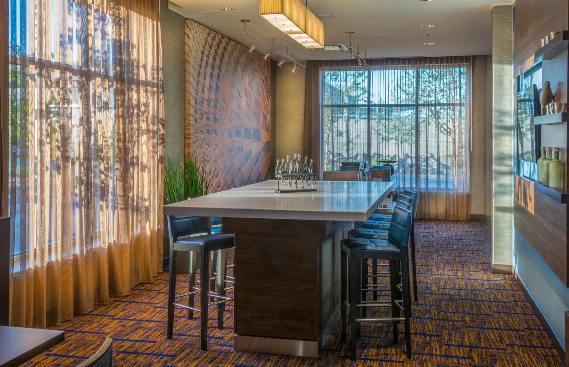 Courtyard By Marriott Winnipeg Airport Exterior foto
